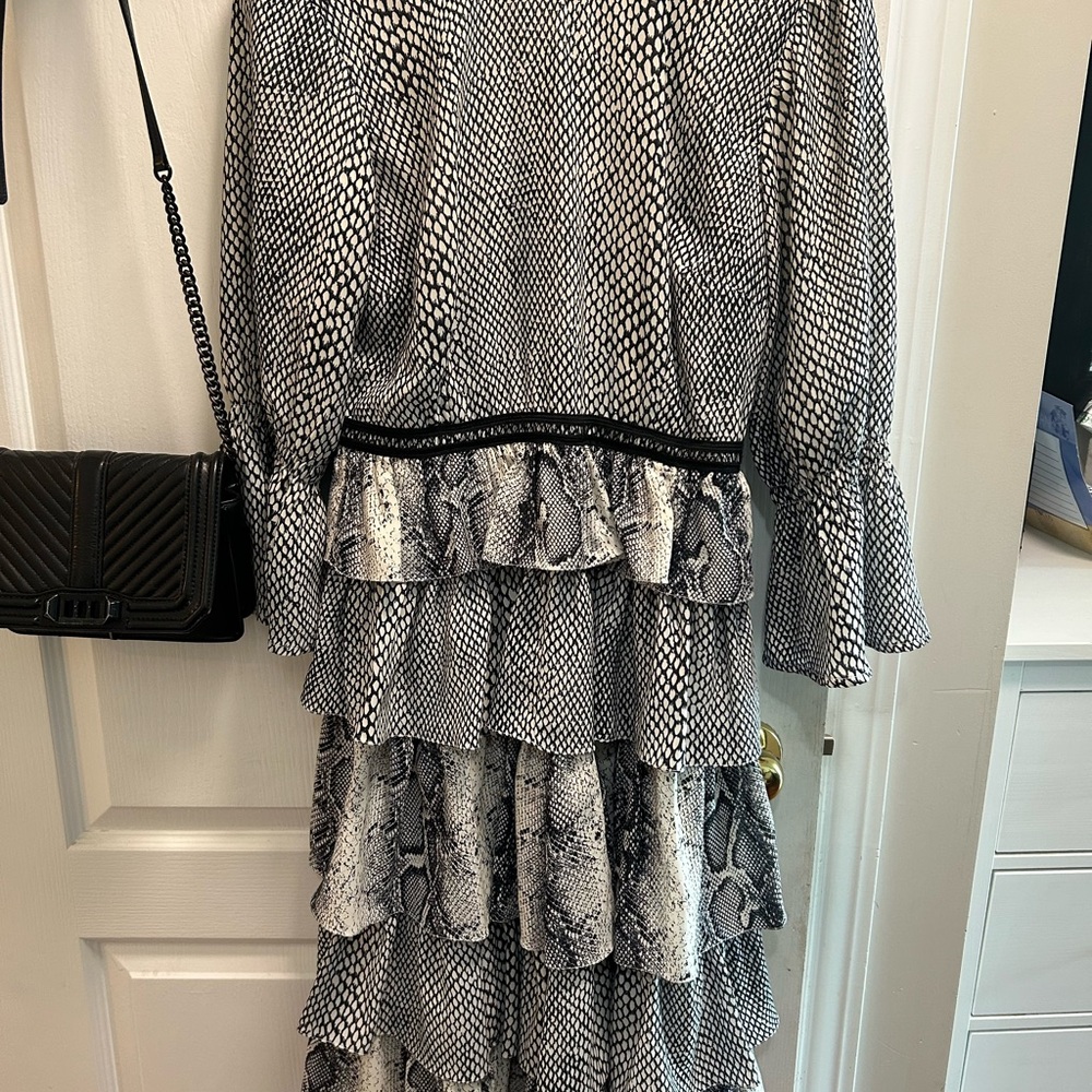 Chic Monochrome Snake Print Long Sleeve Dress